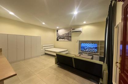 Apartment - Studio - 1 for rent in Onaiza Street - Diplomatic Area - Doha