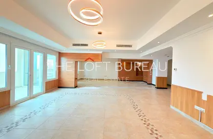 شقة - 3 غرف نوم - 4 حمامات للايجار في طريق بورتو الشرقي - بورتو أرابيا - جزيرة اللؤلؤة - الدوحة