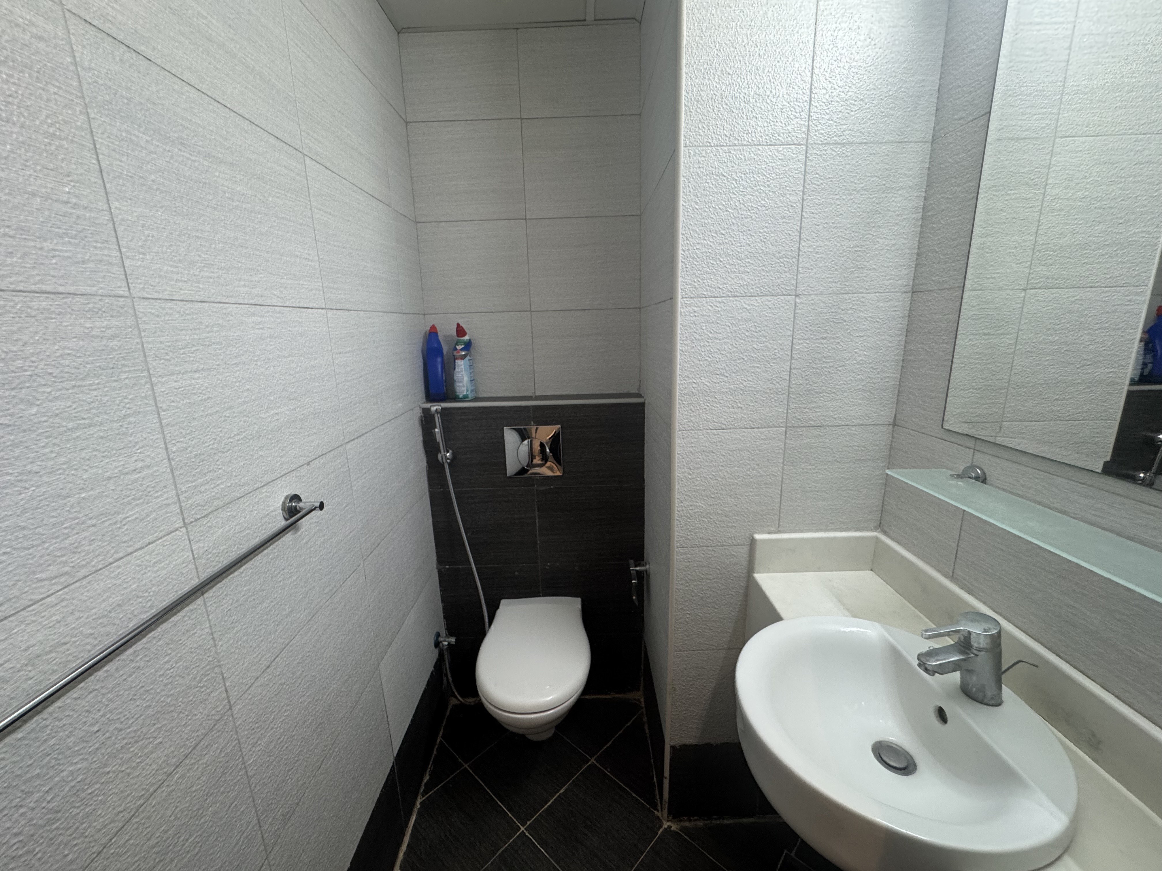 COZY 1BEDROOM FULLY FURNISHED WITH BALCONY thumbnail 6