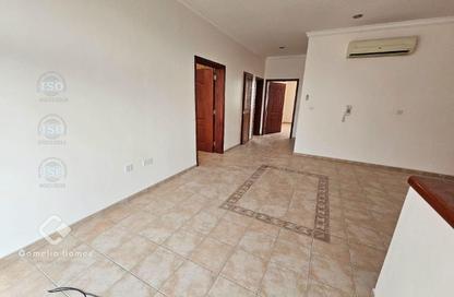 مجمع سكني - 3 غرف نوم - 4 حمامات للايجار في شارع ام السنيم - عين خالد - الدوحة