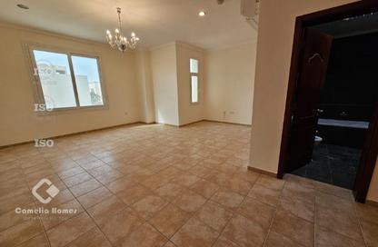 مجمع سكني - 3 غرف نوم - 4 حمامات للايجار في شارع ام السنيم - عين خالد - الدوحة