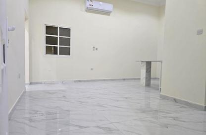 شقة - غرفة نوم - 1 حمام للايجار في الدفنة - الدفينة - الدوحة