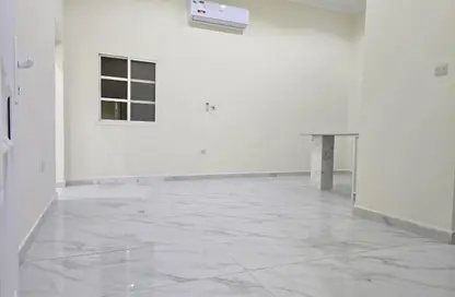 شقة - غرفة نوم - 1 حمام للايجار في الدفنة - الدفينة - الدوحة