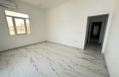 شقة - 3 غرف نوم - 3 حمامات للايجار في فريج كليب - الدوحة