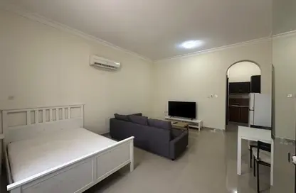 Apartment - 1 Bathroom for rent in Onaiza Street - Diplomatic Area - Doha