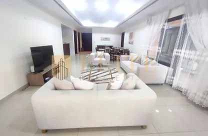 Office Space - 1 Bedroom - 2 Bathrooms for rent in Porto Arabia - The Pearl Island - Doha