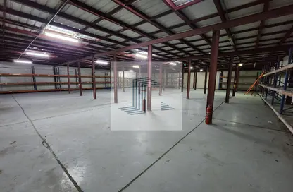 مخزن - استوديو - 8 حمامات للايجار في شارع الصناعية الشرقي - بركة العوامر - الوكرة