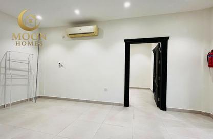 Apartment - 1 Bedroom - 1 Bathroom for rent in Umm Ghwailina Comm - Umm Ghuwalina - Umm Ghuwailina - Doha