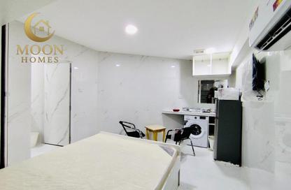 Apartment - Studio - 1 Bathroom for rent in Umm Ghuwailina 4 - Umm Ghuwailina - Doha