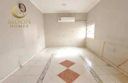 Apartment - 3 Bedrooms - 2 Bathrooms for rent in Umm Ghuwailina 4 - Umm Ghuwailina - Doha