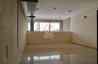 Shop - Studio - 1 Bathroom for rent in Wholesale Market Street - Abu Hamour - Doha