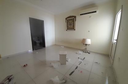 Apartment - 1 Bedroom - 2 Bathrooms for rent in Umm Ghuwailina 4 - Umm Ghuwailina - Doha