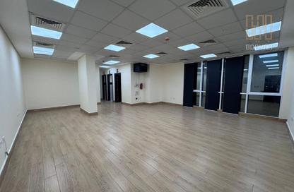 Office Space - 1 Bedroom - 2 Bathrooms for rent in Simaisma Street - Umm Ghuwailina - Doha