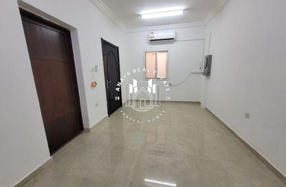 Villa - Studio - 1 Bathroom for rent in Umm Al Seneem Street - Ain Khaled - Doha