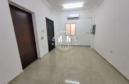 Villa - 1 Bathroom for rent in Umm Al Seneem Street - Ain Khaled - Doha