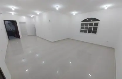 شقة - 2 غرف نوم - 2 حمامات للايجار في 43 المطار القديم - طريق المطار القديم - الدوحة