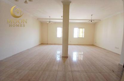 Apartment - 2 Bedrooms - 3 Bathrooms for rent in Umm Ghuwailina 4 - Umm Ghuwailina - Doha