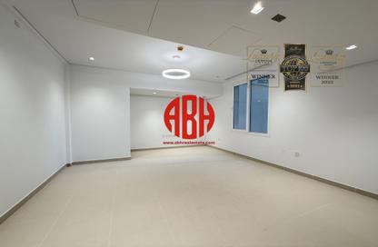 Apartment - 2 Bedrooms - 3 Bathrooms for rent in Corniche Road - Corniche Road - Doha