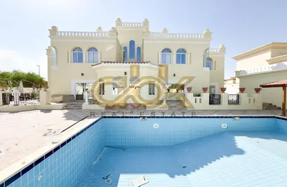 فيلا - 5 غرف نوم - 8 حمامات للبيع في شارع عنيزة - الحي الدبلوماسي - الدوحة