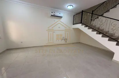 فيلا - 4 غرف نوم - 4 حمامات للايجار في شارع ام السنيم - عين خالد - الدوحة