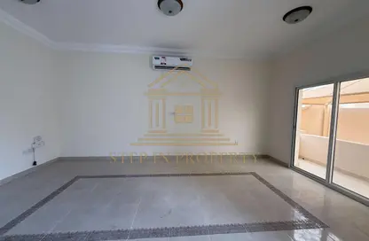 Villa - 5 Bedrooms - 3 Bathrooms for rent in Umm Al Seneem Street - Ain Khaled - Doha
