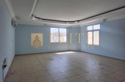 Villa - 5 - 5 for rent in Souk Al gharaffa - Al Gharrafa - Doha
