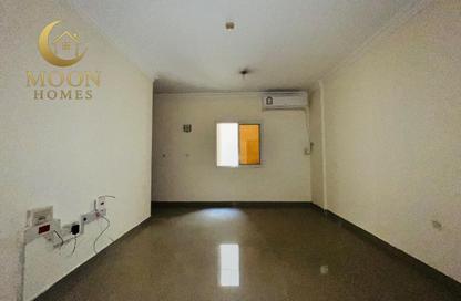 Apartment - 1 Bedroom - 1 Bathroom for rent in Umm Ghwailina Comm - Umm Ghuwalina - Umm Ghuwailina - Doha