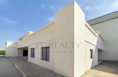 Warehouse - Studio - 5 Bathrooms for sale in Mesaimeer Road - Abu Hamour - Doha