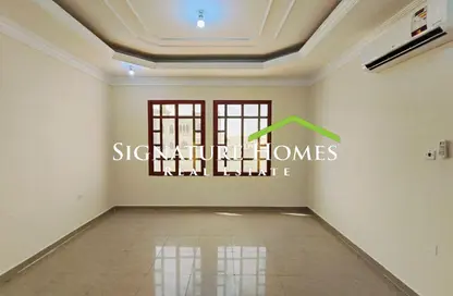 فيلا - 5 غرف نوم - 5 حمامات للايجار في شارع ام السنيم - عين خالد - الدوحة