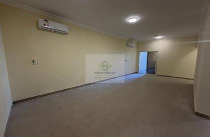 Apartment - 3 Bedrooms - 2 Bathrooms for rent in Fereej Bin Mahmoud - Doha