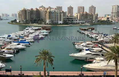 شقة - 2 غرف نوم - 3 حمامات للايجار في طريق بورتو الشرقي - بورتو أرابيا - جزيرة اللؤلؤة - الدوحة