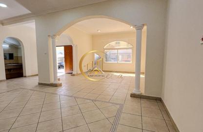 Compound - 3 Bedrooms - 4 Bathrooms for rent in Al Dana st - Muraikh - AlMuraikh - Doha