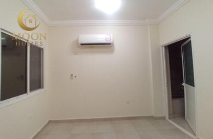 Apartment - 2 Bedrooms - 1 Bathroom for rent in Umm Ghuwailina 4 - Umm Ghuwailina - Doha