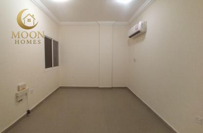 Apartment - 2 Bedrooms - 1 Bathroom for rent in Umm Ghuwailina 4 - Umm Ghuwailina - Doha