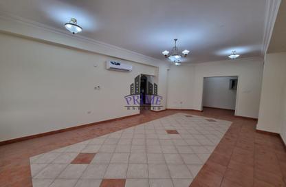 Apartment - 3 Bedrooms - 2 Bathrooms for rent in Umm Ghwailina Comm - Umm Ghuwalina - Umm Ghuwailina - Doha