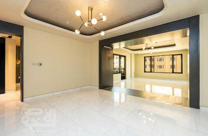 Apartment - 3 Bedrooms - 3 Bathrooms for rent in Tower 12 - Porto Arabia - The Pearl Island - Doha
