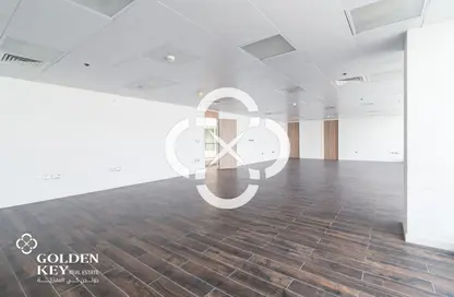 معرض - استوديو - 2 حمامات للايجار في شارع ام السنيم - عين خالد - الدوحة