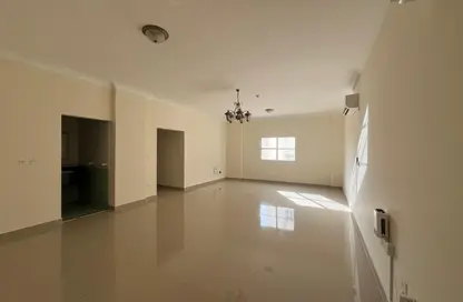 شقة - 3 غرف نوم - 3 حمامات للايجار في شارع الجزيره - فريج بن محمود الشمالي - فريج بن محمود - الدوحة