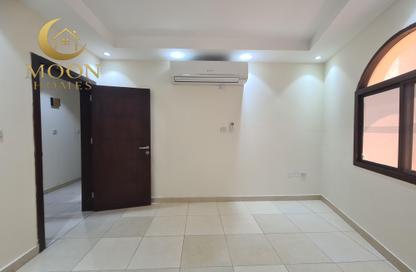 Apartment - 2 Bedrooms - 1 Bathroom for rent in Umm Ghuwailina 4 - Umm Ghuwailina - Doha