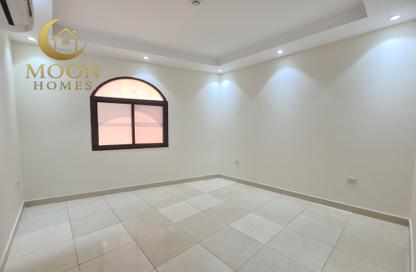 Apartment - 2 Bedrooms - 1 Bathroom for rent in Umm Ghuwailina 4 - Umm Ghuwailina - Doha