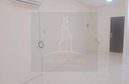 Apartment - 1 Bedroom - 1 Bathroom for rent in Salaja Street - Doha Al Jadeed - Doha
