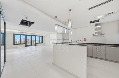 Apartment - 3 Bedrooms - 4 Bathrooms for rent in Tower 22 - Porto Arabia - The Pearl Island - Doha