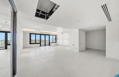 Apartment - 3 Bedrooms - 4 Bathrooms for rent in Tower 22 - Porto Arabia - The Pearl Island - Doha