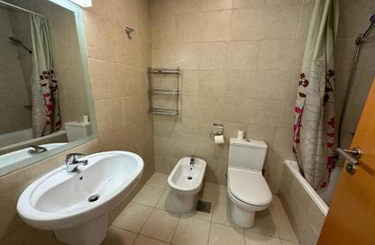 Apartment - 2 Bedrooms - 2 Bathrooms for rent in Zig Zag Towers - West Bay - Doha