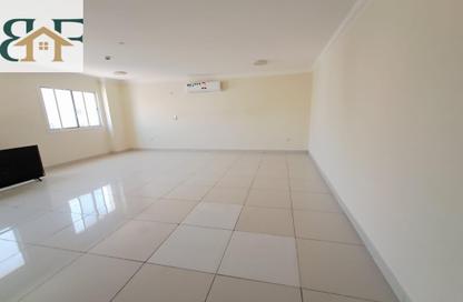 Apartment - 2 Bedrooms - 2 Bathrooms for rent in Umm Ghwailina Comm - Umm Ghuwalina - Umm Ghuwailina - Doha