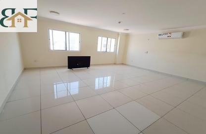 Apartment - 2 Bedrooms - 2 Bathrooms for rent in Umm Ghwailina Comm - Umm Ghuwalina - Umm Ghuwailina - Doha