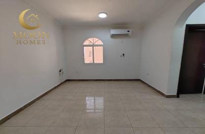 Apartment - 2 Bedrooms - 2 Bathrooms for rent in Umm Ghwailina Comm - Umm Ghuwalina - Umm Ghuwailina - Doha