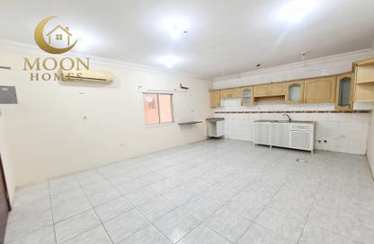 Apartment - 1 Bedroom - 1 Bathroom for rent in Umm Ghwailina Comm - Umm Ghuwalina - Umm Ghuwailina - Doha