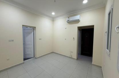Apartment - Studio - 1 Bathroom for rent in Umm Al Seneem Street - Ain Khaled - Doha
