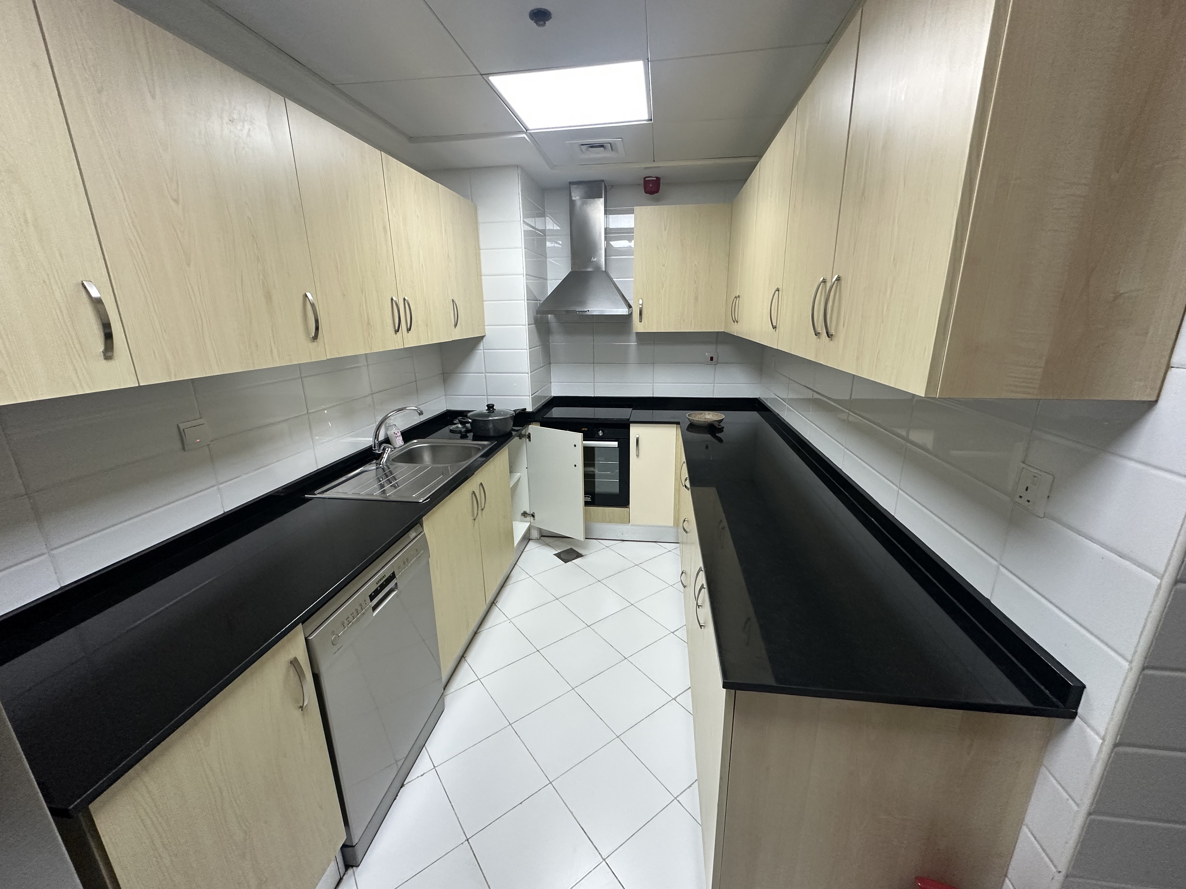 Large And Spacious 2 Bedroom Fully Marina View thumbnail 5